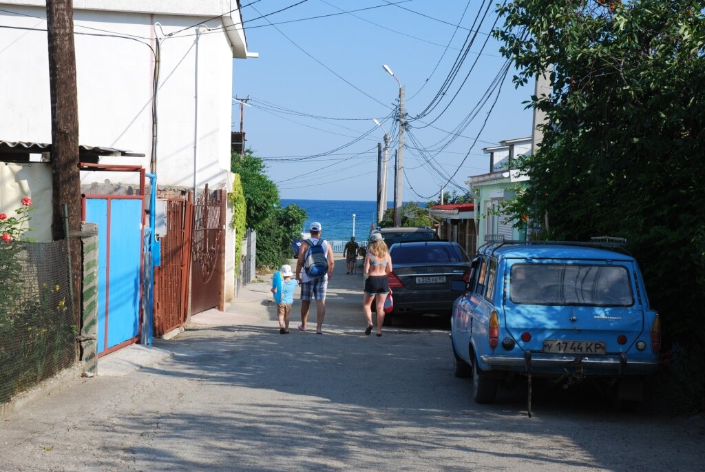 Малореченское - единственный из трех курортов, пляжи которого находятся не у дороги. До них народ прогуливается по таким улочкам.