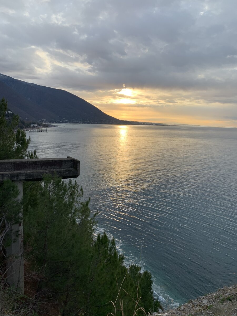 Рассвет на смотровой, Гагра, февраль 2020