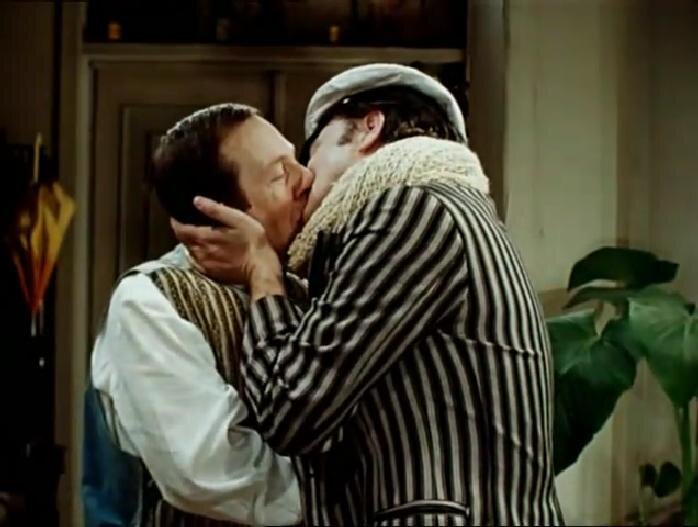 Андрей Миронов целует Савелия Крамарова. Второй раз - совпадение? :)