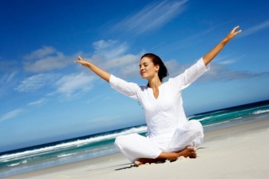 Четкие небольшие утверждения в позитивном ключе называются аффирмациями. Они выражаются конкретными словами, а также несут в себе свою ментальную формулу. Если постоянно повторять такие установки, то вскоре разрушительные мысли заменятся позитивным мышлением, несмотря на плохое влияние общества, окружающих людей, друзей или рекламы. Ведь данные фразы действуют на подсознание человека, настраивая его мысли на развитие определенного события, которое заложено нужной аффирмацией.