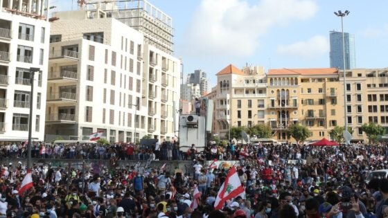 Десятки тысяч ливанцев протестовали в Бейруте в субботу [Тамара Сааде / Аль-Джазира]