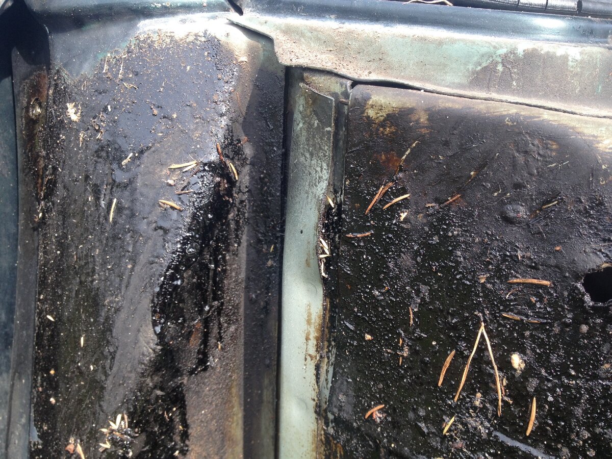 Крайне пожалел, что применял битумную мастику, очистить теперь ее целая история. Сначала ФЭН и очистка основного слоя, окончательная очистка с помощью бензина и кучи тряпок. Перед нанесением динитрола мастику нужно удалить.