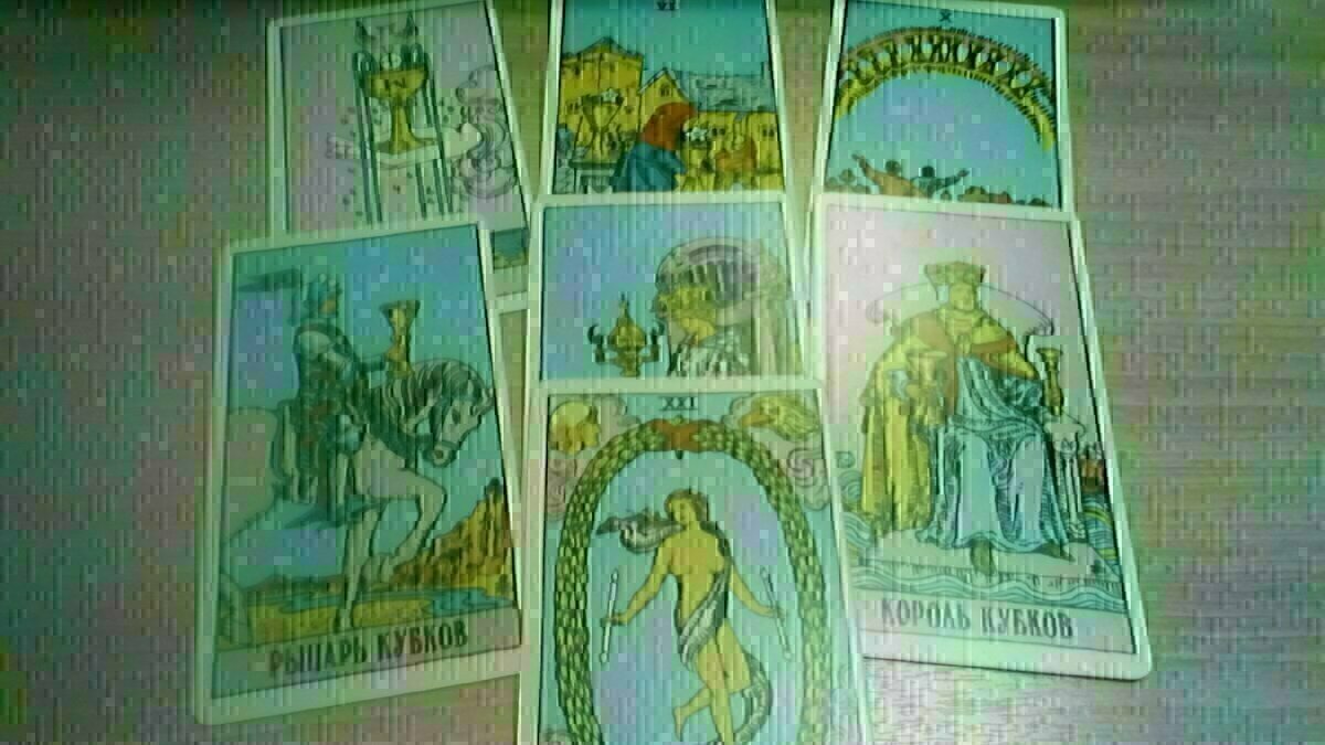 Расклад на любовь. Его мысли чувства действия таро. Гадание с загаданным человеком онлайн. Схема расклада таро на чувства. Расклад таро на чувства.