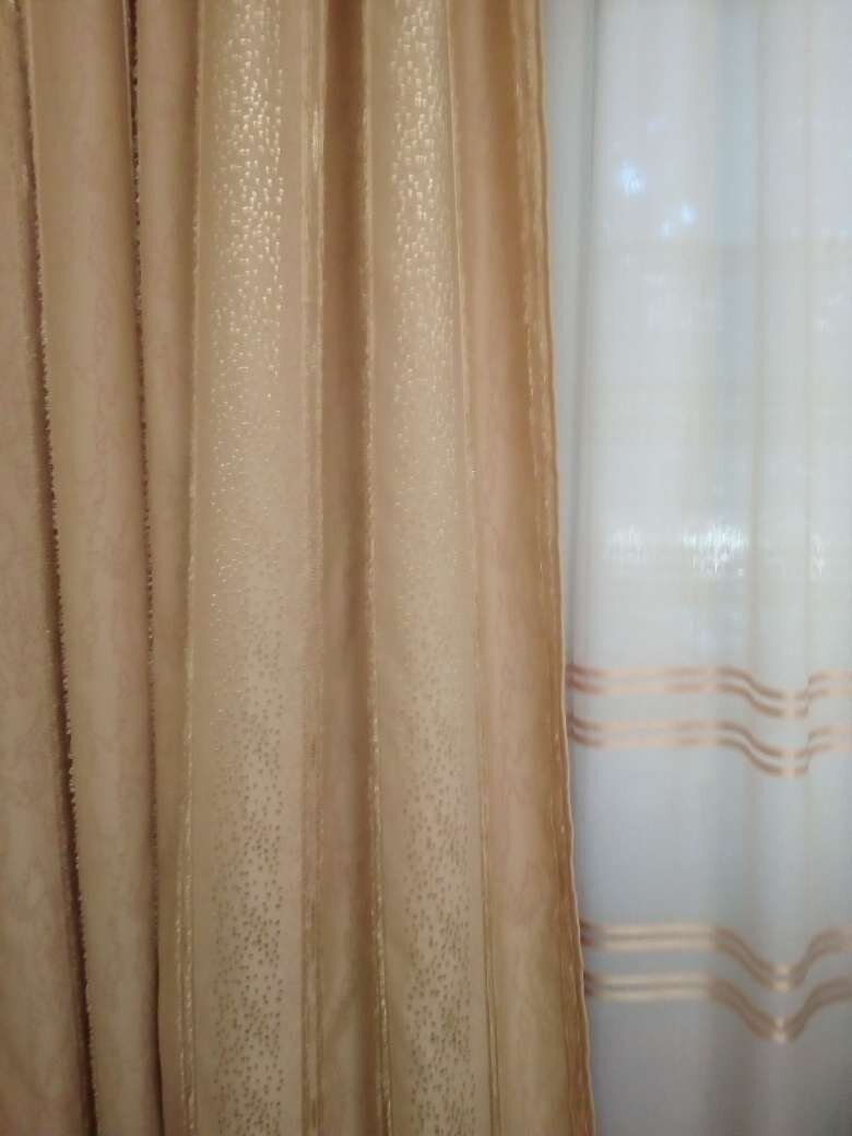 Шторы в углу комнаты