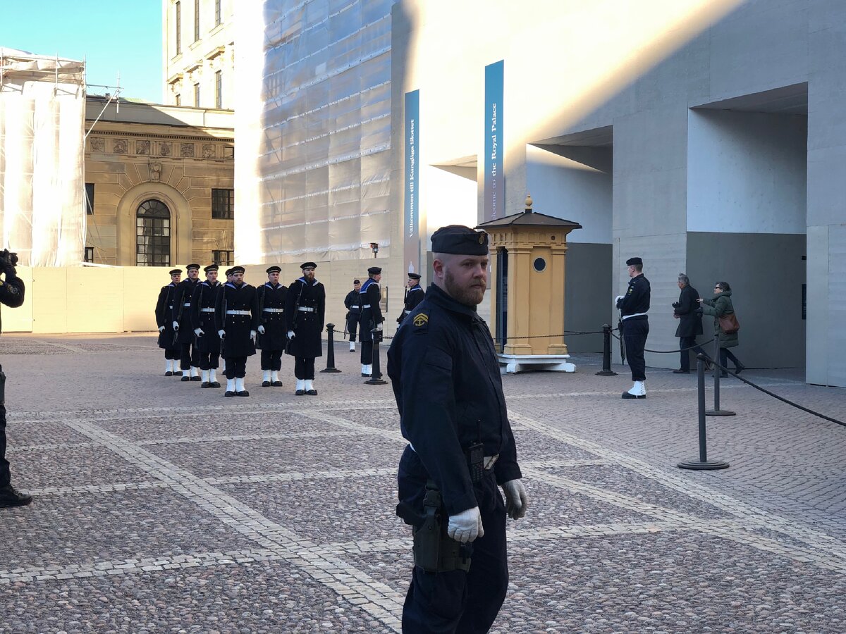 Смена караула у королевского дворца. Очень доброжелательные ребята! Фото автора