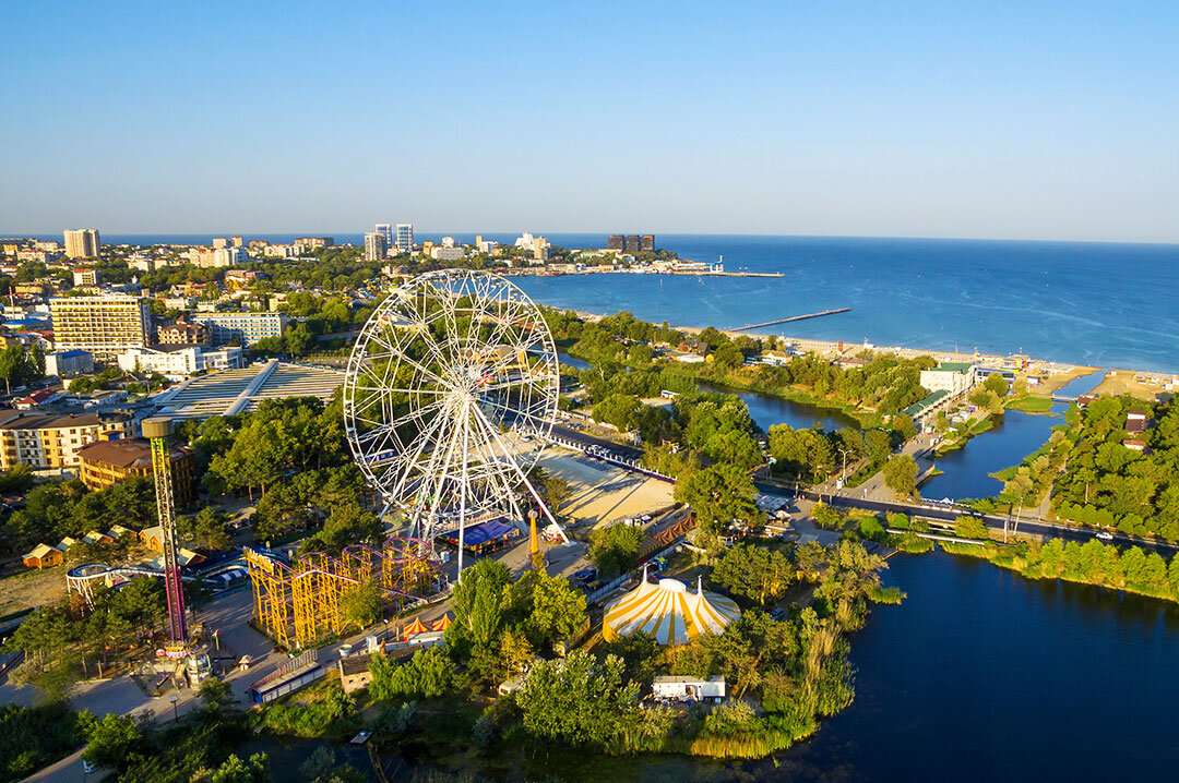 Самые жаркие месяцы в Анапе — июль и август, в это время температура воды самая тёплая — 24-26 °C, но и туристов предостаточно.