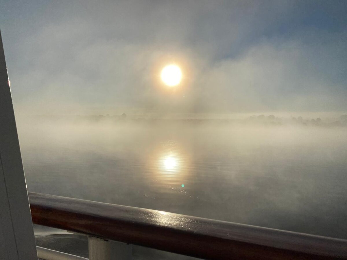 Тебе наверно уже все равно,                                                                                                                               Где я и с кем,  от чего болею, 
Какое ночью смотрела кино,  
Во что я верю, о чем сожалею.  
А ты прекрасно живешь один,  
Возможно об этом ты и мечтал, 
Сам себе царь  и господин,  
В сердце камень, в душе металл. 
Где то там далеко позади, 
Наши встречи и наши мечты,  
Но если захочешь ты приходи, 
Мне все еще нужен любой ты...