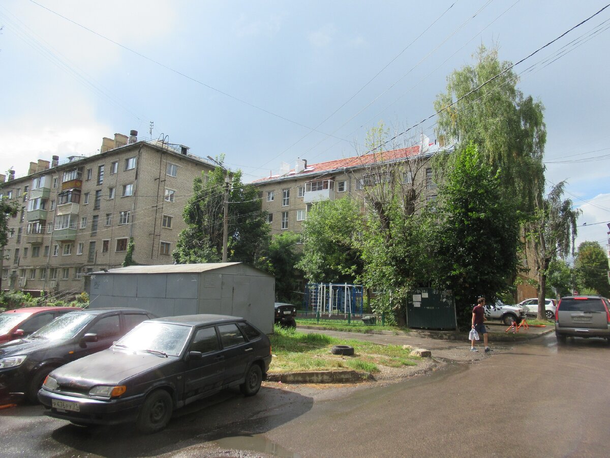 На хрущевке справа обновляют крышу, ул. Руднева