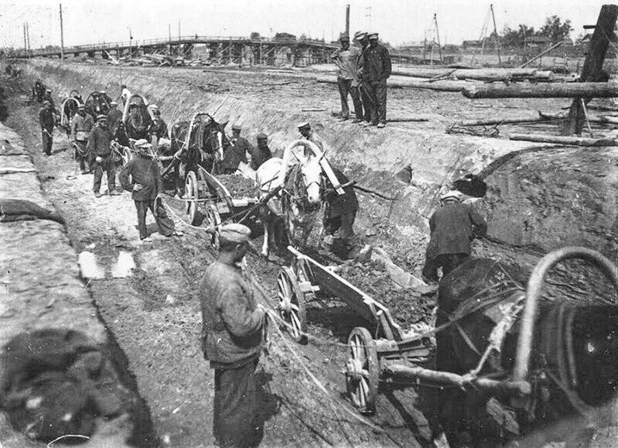 Заключенные Волголага строят Рыбинскую ГЭС. Архивные фото