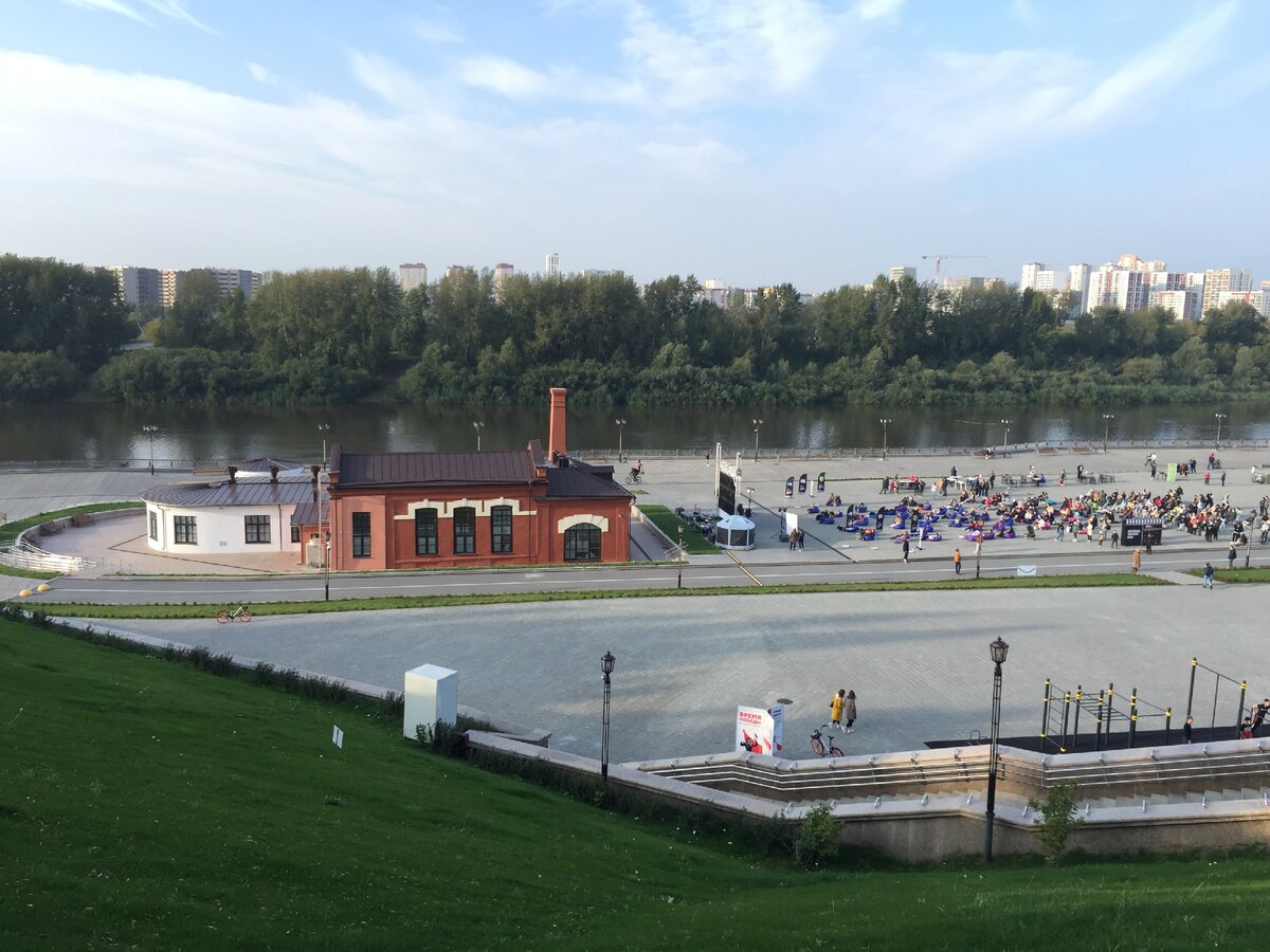 Вот такой прекрасный вид открывается о стороны улицы Водопроводной, Тюмень.