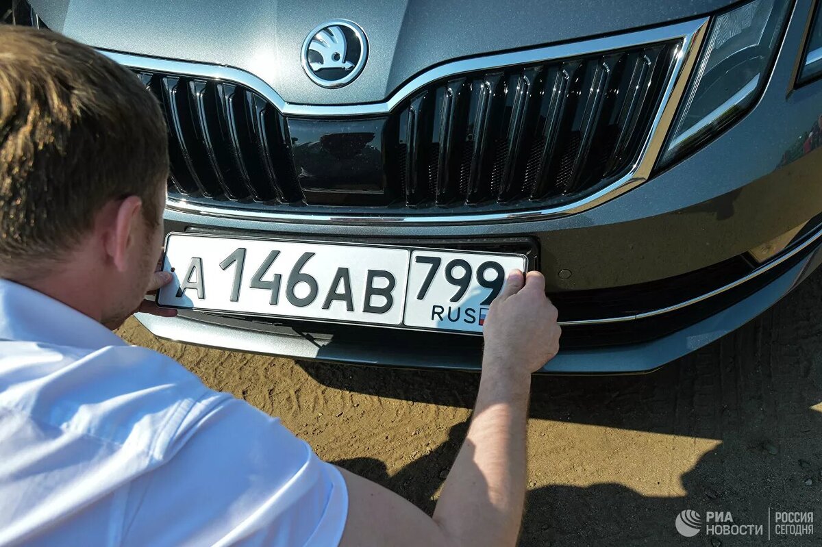 
В России находятся от 200 до 300 тысяч автомобилей с армянскими номерами — их владельцы покупали машины в республике из-за низкой цены, и не торопятся регистрировать их в РФ. В Евразийском экономическом союзе (ЕАЭС) обсуждают, по каким правилам оформлять такие авто, сообщили «Известия».

Армения присоединилась к ЕАЭС в 2014 году, однако переход на единые таможенные тарифы был отложен до 2020 года. При этом пошлины на автомобили в республике были значительно ниже, чем в России. А с конца 2017 года товары, ввозимые на территорию ЕАЭС для личного пользования, еще и освободили от уплаты таможенных пошлин.Этим воспользовались сотни тысяч россиян, которые приобретали машины в Армении по выгодной цене. На родине они эти автомобили не оформляли.Сотрудники ГИБДД регулярно штрафуют таких водителей за отсутствие регистрации транспортного средства в РФ, однако суды в Краснодаре, Челябинске, Казане, Хасавюрте отменяют эти решения. Еще одна проблема — Госавтоинспекция не может прислать штраф за нарушение ПДД, поскольку армянских номеров нет в ее базе.

В Евразийской экономической комиссии обсуждают этот вопрос. Однако пока решение о машинах с армянскими номерами не принято.