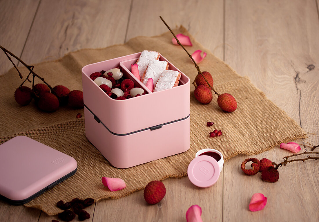 Ланч-бокс Monbento Square - это два контейнера, которые позволяют взять с собой сразу несколько блюд для полноценного обеда. Большой объем ланч-бокса идеален для транспортировки салатов, сэндвичей, горячих блюд, гарниров с густыми соусами и т.д. 