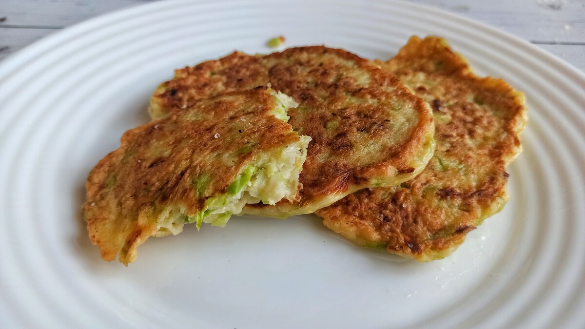 Оладьи из отжатых после натирания кабачков. 