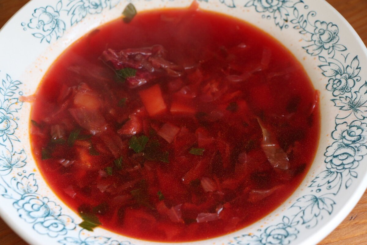 Яркий, насыщенный цвет у борща 