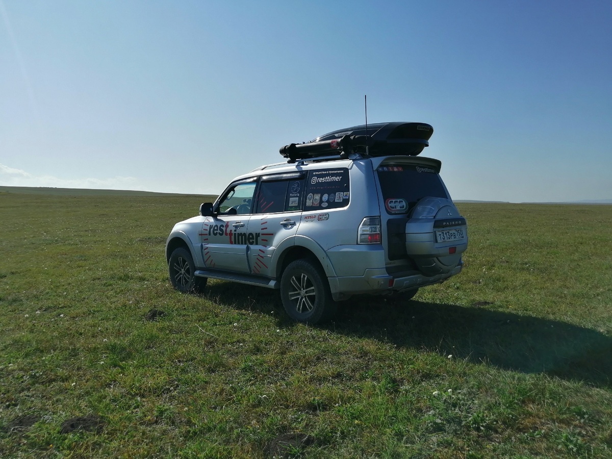 В начале пути всё абсолютно равнинно. Зелёный стриженый британский газон присутствует))) 