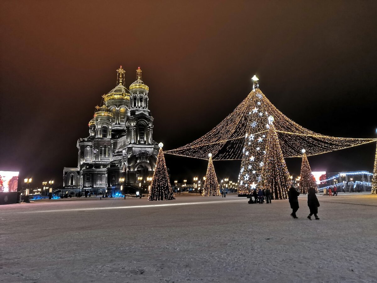 А вот так выглядит площадь перед Храмом сейчас.