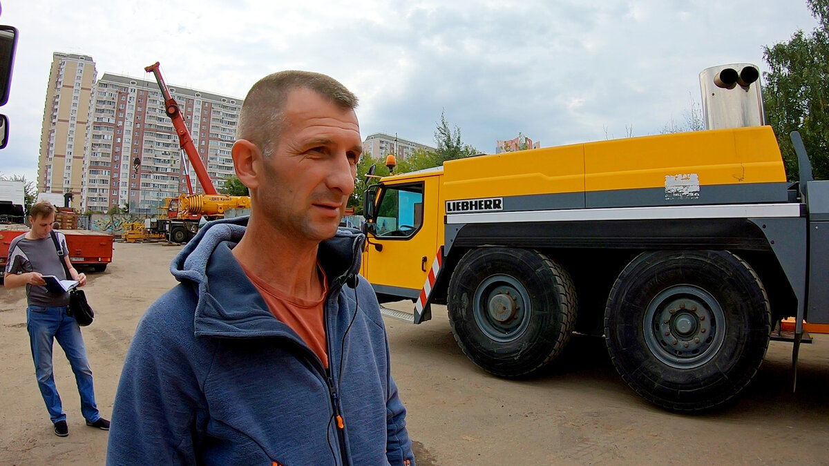 Олег работает на Автокране либхер 250 тонн
