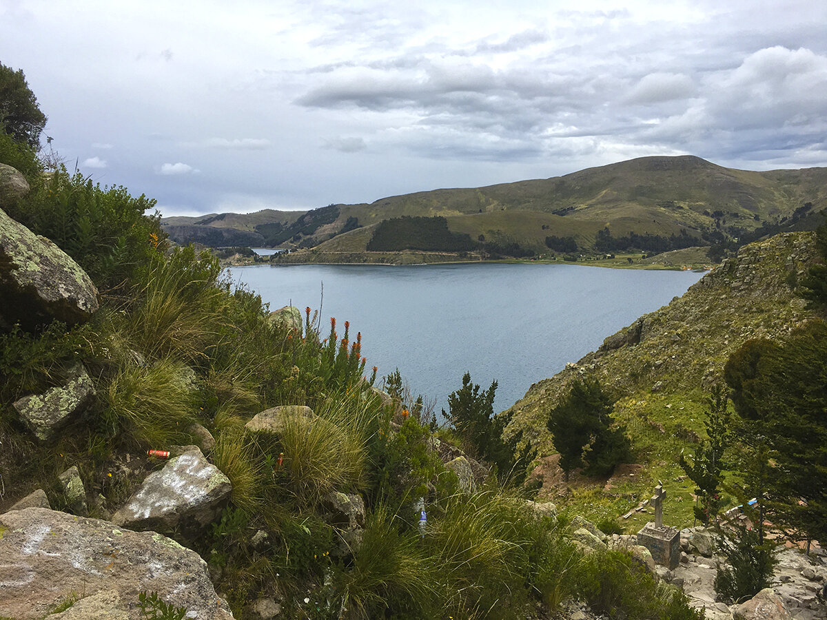 Вид на озеро Титикака с холма Cerro Calvario по пути на вершину, фото автора. Листайте галерею