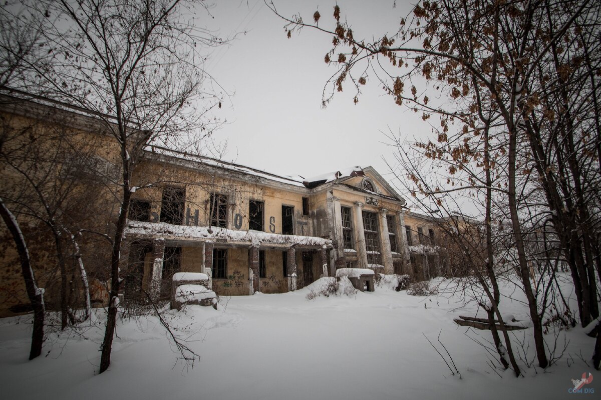 Заброшенный дом культуры.