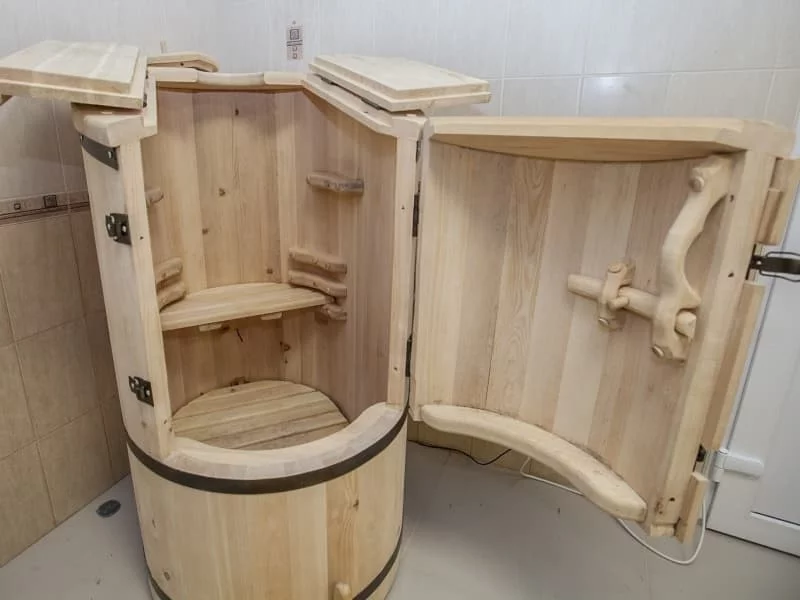 Стандартный вариант внутреннего устройства. Это промышленная модель, в которой можно менять высоту сидения и поддона под ноги