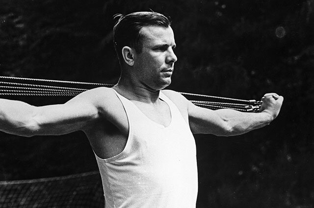 Юрий Гагарин за утренней зарядкой с эспандером, 1961 г. Фото: РИА Новости/ Сергеев