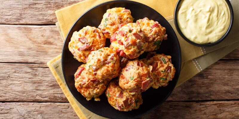 Фото: https://ru.depositphotos.com/180131702/stock-photo-freshly-baked-sausage-balls-with.html