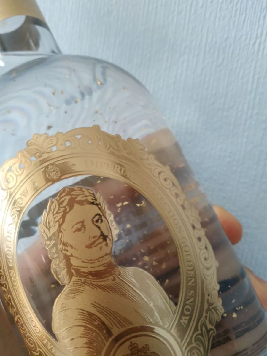 Пётр I и падающий на его голову золотой снег