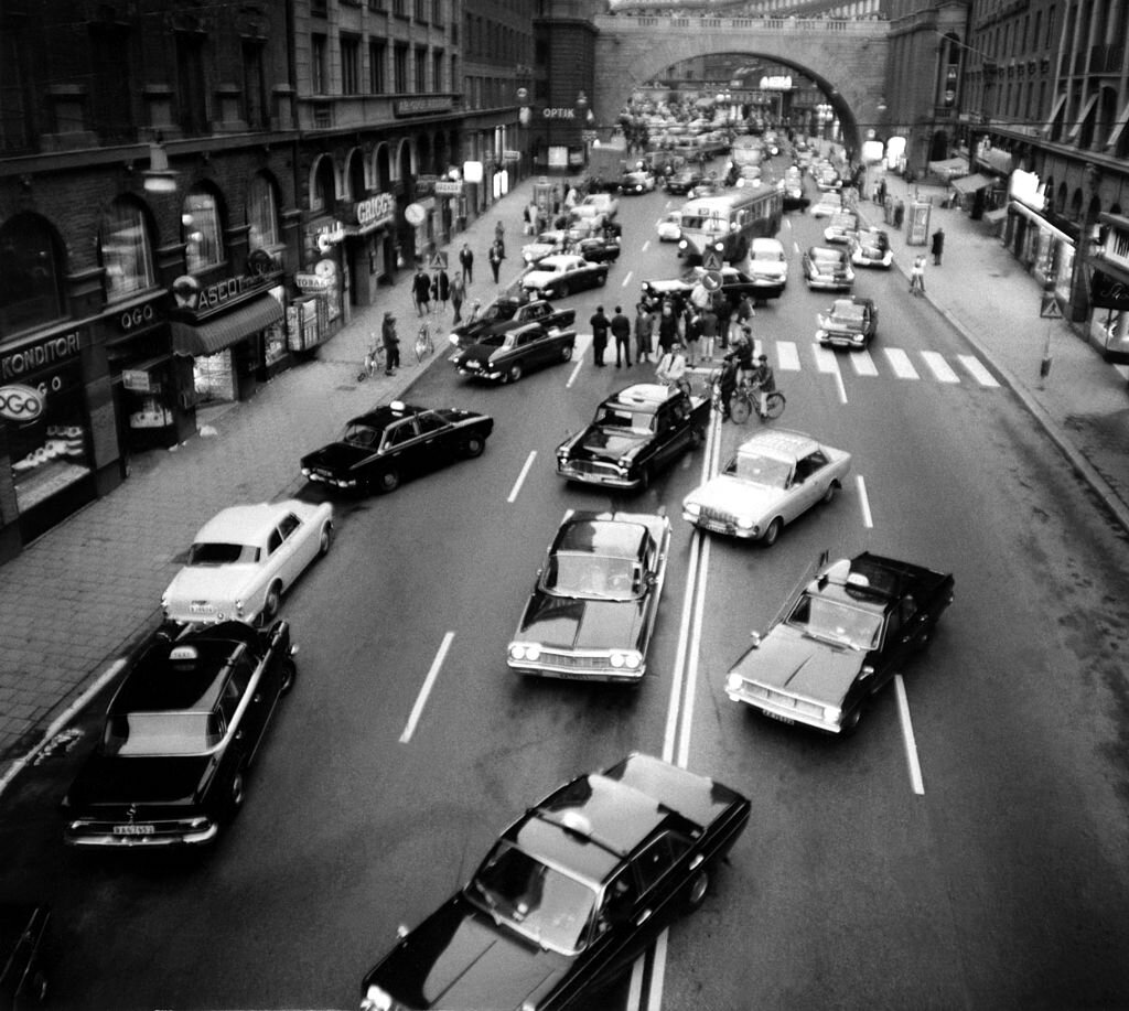 Стокгольм в день перехода на правостороннее движение.