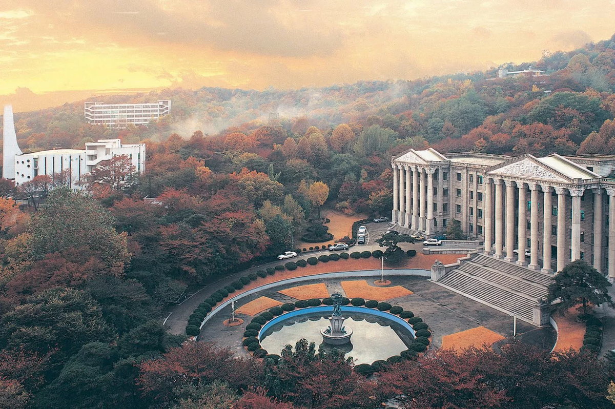 Hee university. Kyung Hee University, Южная Корея. Университет Кенхи. Кенхи университет Корея Сеул. Университет Кенхи кампус.