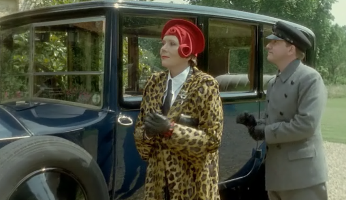 Скриншоты из сериала "Миссис Брэдли расследует". 