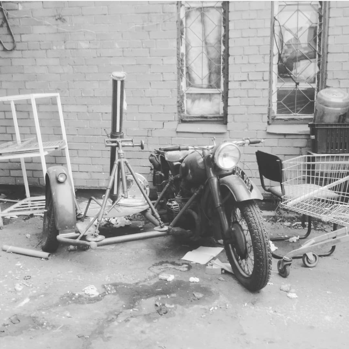 Мотоцикл М-72 с 82 мм минометом.