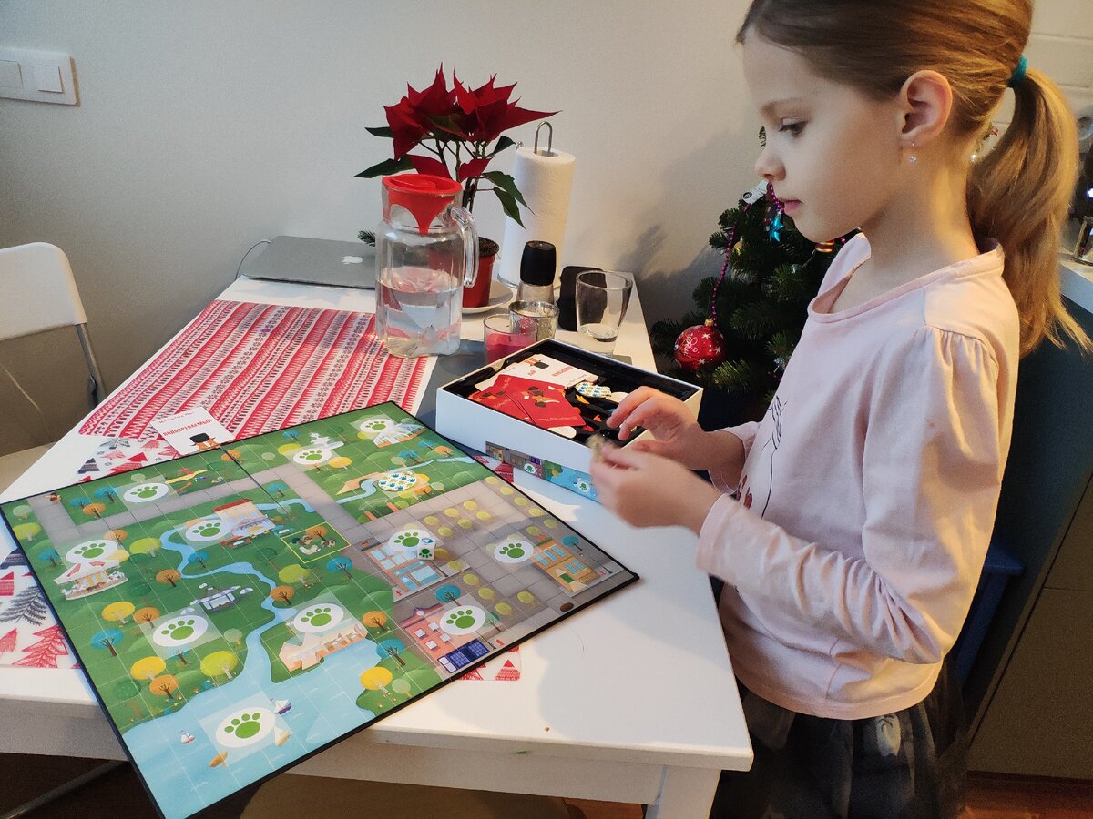 Если играют дети старше 6, усложняйте игру, пусть лис делает сразу 3-4 шага. Преступника нужно будет вычислить быстрее, чем он успеет скрыться в нору