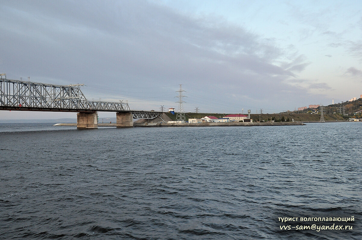 Правобережные опоры Императорского моста. Вид с кормы теплохода. Фото 17.09.2019.