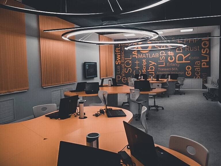 Вот так выглядит один из кабинетов информатики. 