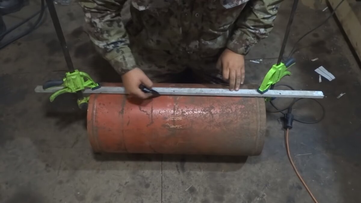 Разметил баллон на две равные половины