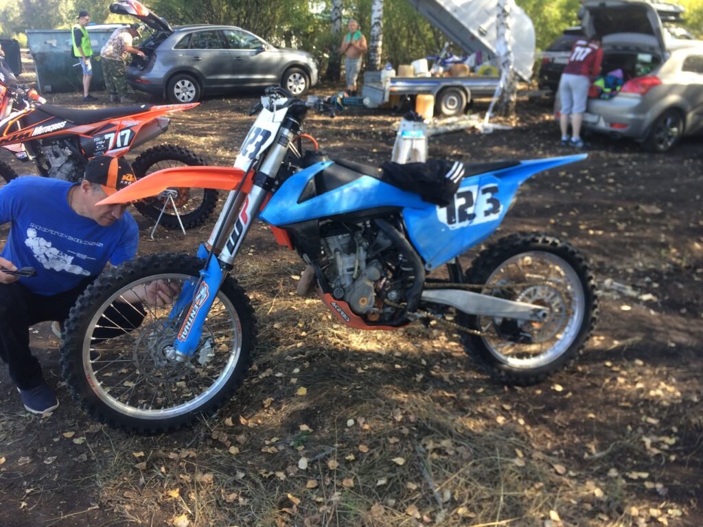 Гонщик жалуется на управляемость своего мотоцикла,а не увидел  что у него спустила шина, или низкое давление в шинах.