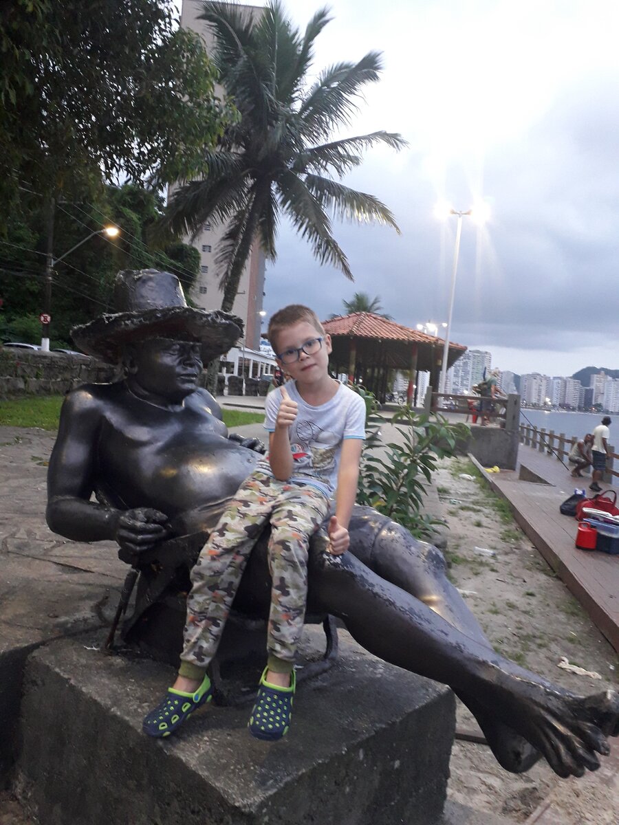 Смешной памятник,  сын решил на нем сфотографироваться.