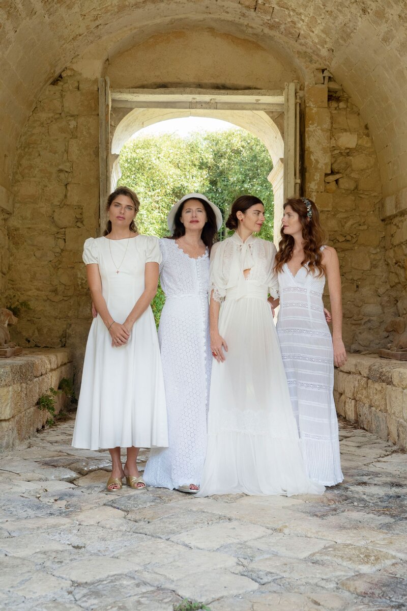 Модельер Луиза Беккария и ее дочери.