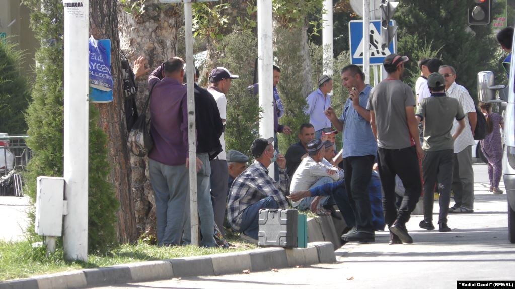 На рынке "мардикоров" в Душанбе