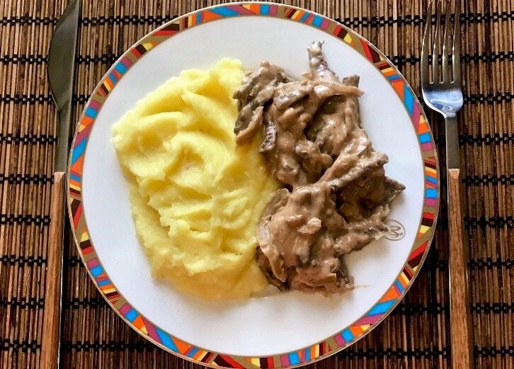 Бефстроганов в сметанном соусе с картофельным пюре.