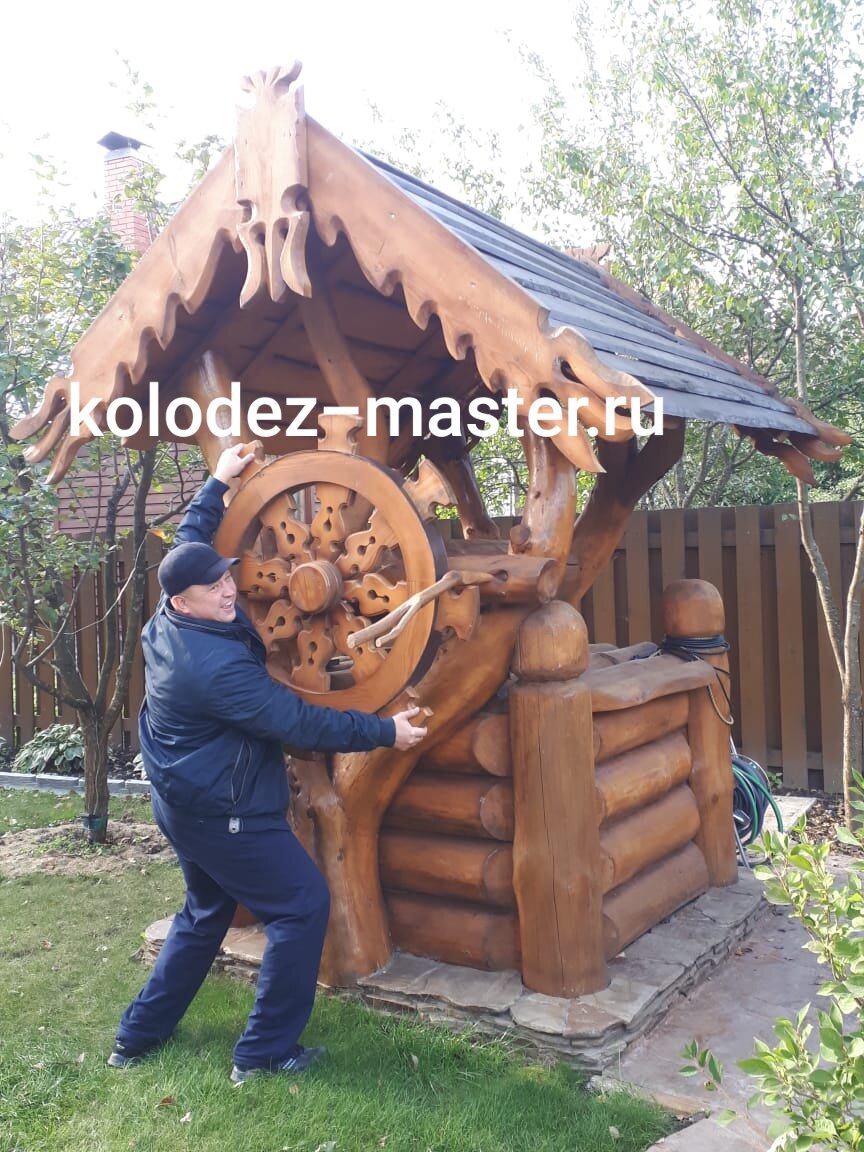 Сказочный домик для колодца.