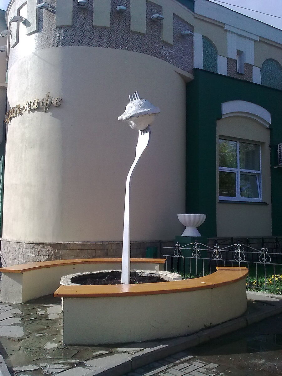 Городская скульптура " Пельмень " в Ижевске