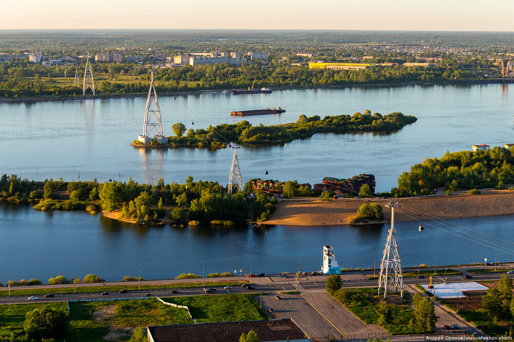 Вид на канатную дорогу, Гребной канал и город Бор. Фото: Андрей Орехов