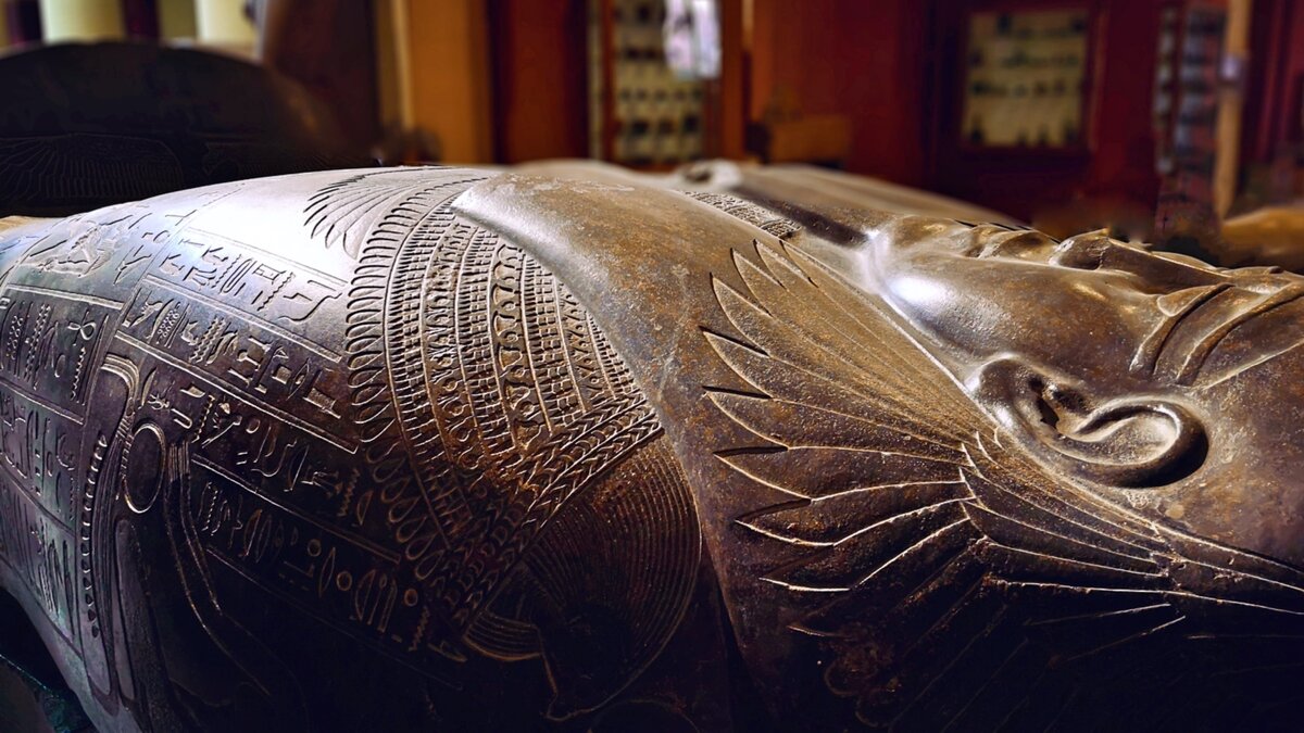 Саркофаг из черного бальзата в Каирском национальном музее