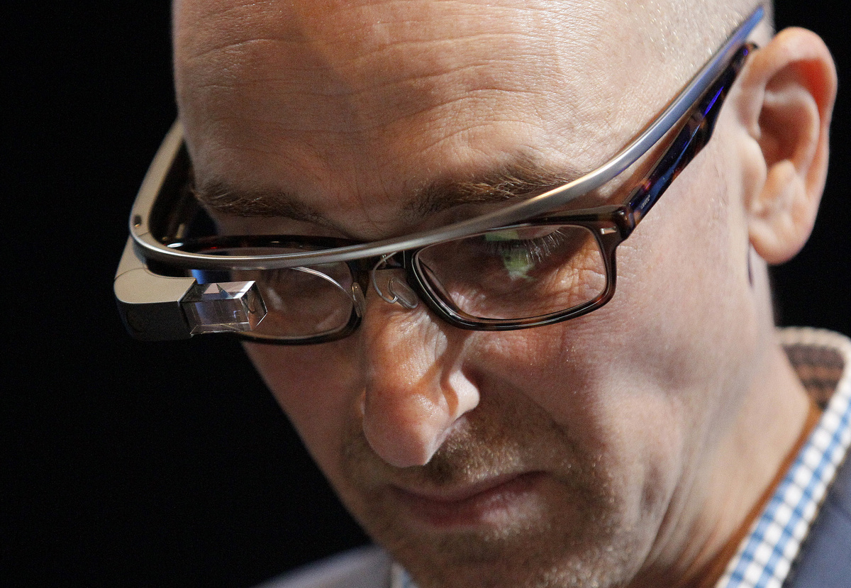 Google так и не смогла своими Glass объяснить, зачем нужна дополненная реальность. Фото: Jeff Chiu / AP / REX / Shutterstock
