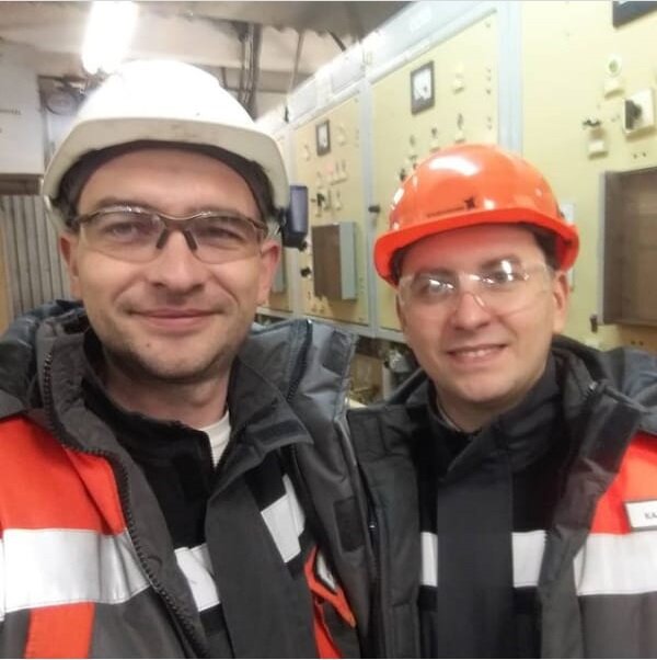 Я на работе вместе с другом-одноклассником, который приехал из Швейцарии (работает в ABB)