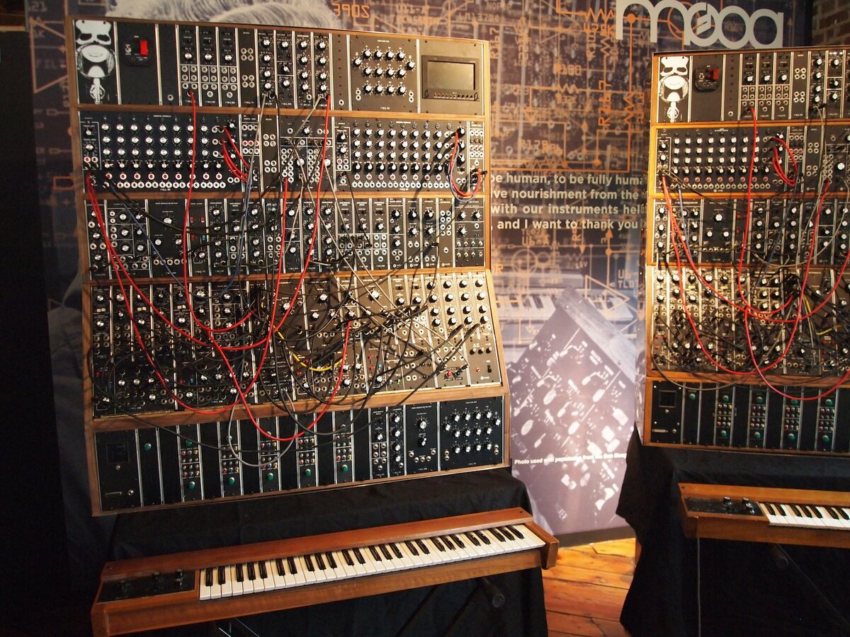 Moog Modular. Изображение с hipwallpaper.com