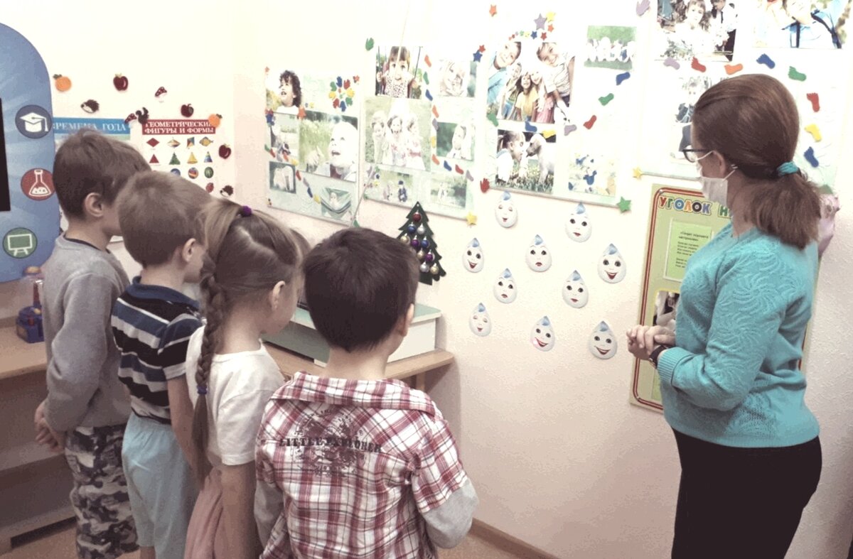 Рассказываю историю, в которой каждая капелька о чем-то думает. Дети с помощью лазерных указок отыскивают соответвующую эмоцию