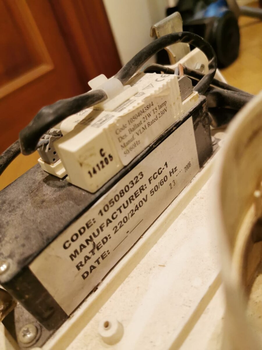 Обычно платы управления вытяжки двигателя и освещения находятся сверху под кожухом