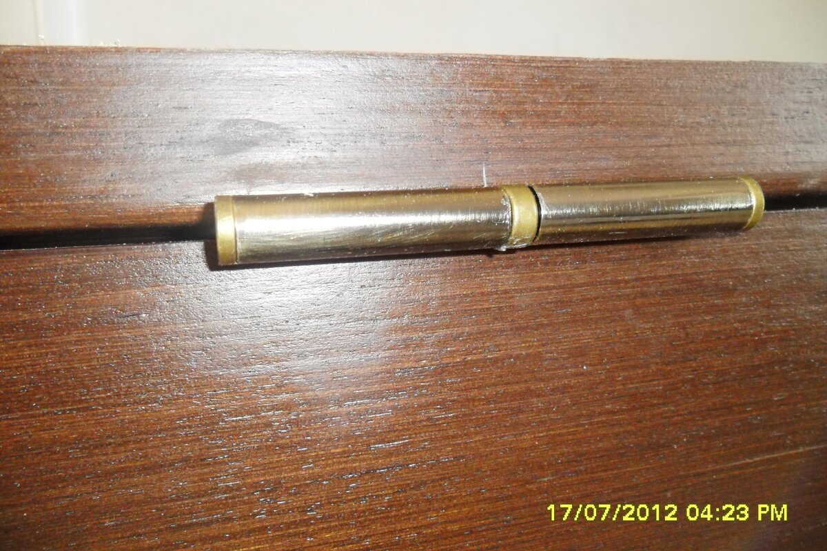 Зазор между дверной коробкой и дверным полотном должен быть в пределах 3- 3,5 мм.